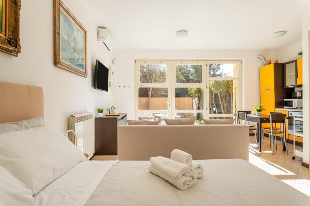 { White Garden } -Comfort, Parking & Wi-Fi- Lucca Exterior photo