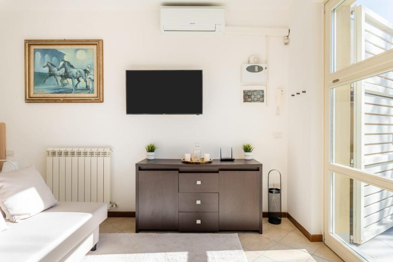 { White Garden } -Comfort, Parking & Wi-Fi- Lucca Exterior photo
